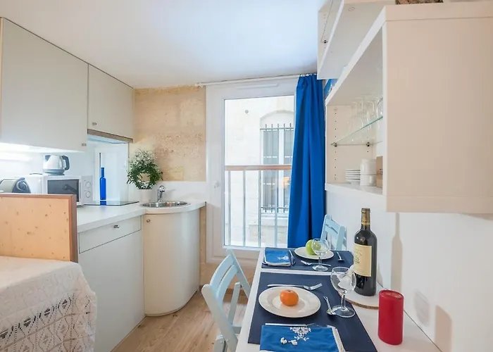 Апартаменты Charming Studio-cabine Place De La Bourse Бордо